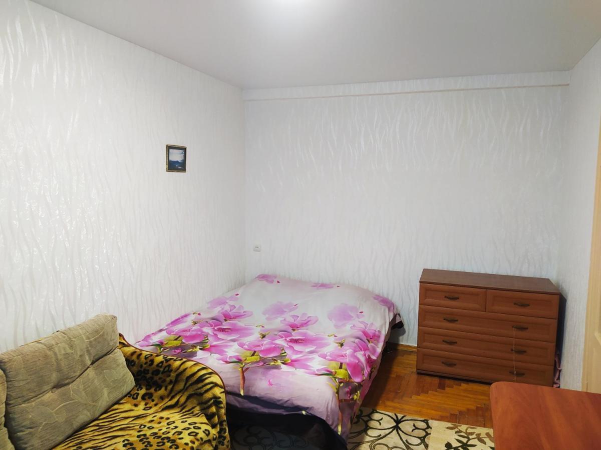 1-Комн. Квартира В Центре Возле Козак Палаца! Zaporizhia Esterno foto